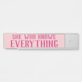 ドアおもしろい名プレートすべてを知っている彼女 サインプレート (正面)