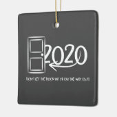 ドアが外に出る途中で当たらないでくれ！フォト セラミックオーナメント (左)