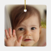 ドアが外に出る途中で当たらないでくれ！フォト セラミックオーナメント (裏面)