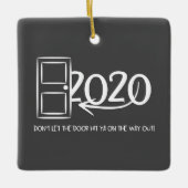 ドアが外に出る途中で当たらないでくれ！フォト セラミックオーナメント (正面)