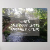 ドアが閉まるとポスターが開く引用文 ポスター (正面)