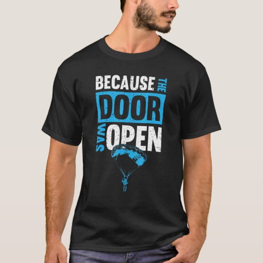 ドアが開いていたからスカイダイバー面白い Tシャツ (正面)