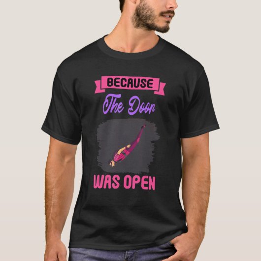 ドアが開いていたからスカイダイビングに行く 可愛い Tシャツ (正面)