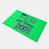 ドアに箒を置く ドアマット (アングル)