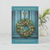 ドアに飾られたホリデーシーズンのリースとヴィンテージのドアノッカー シーズンカード (スタンド正面)