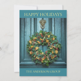 ドアに飾られたホリデーシーズンのリースとヴィンテージのドアノッカー シーズンカード