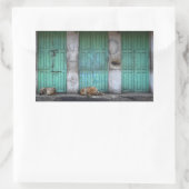 ドアの前に野良犬の長方形シール 長方形シール (バッグ)