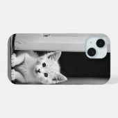 ドアの白い子猫 iPhone 15ケース (裏面横)
