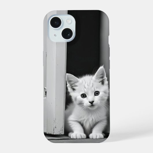ドアの白い子猫 iPhone 15ケース (裏面)