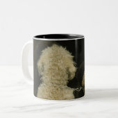 ドアの窓、背面図を見ている2匹の犬 ツートーンマグカップ (正面左)