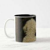 ドアの窓、背面図を見ている2匹の犬 ツートーンマグカップ (左)