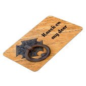 ドアをノックする古いドアノッカーの写真 マグネット (左側)