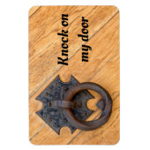 ドアをノックする古いドアノッカーの写真 マグネット (縦)