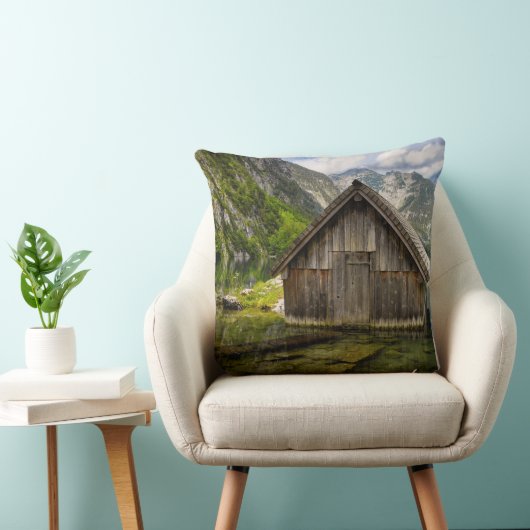 ドイツのアルプスにあるオバーゼー湖のボートハウス クッション (椅子)