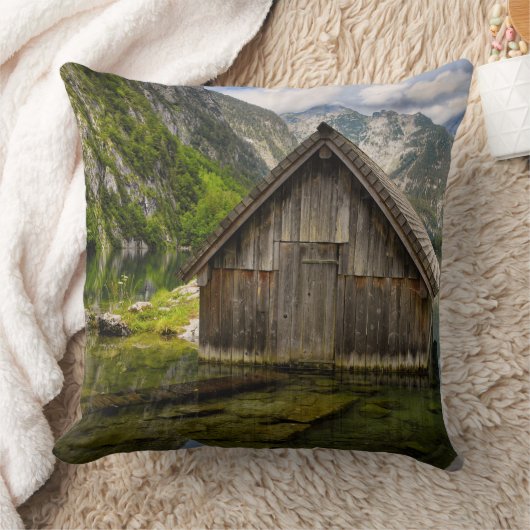 ドイツのアルプスにあるオバーゼー湖のボートハウス クッション (ブランケット)