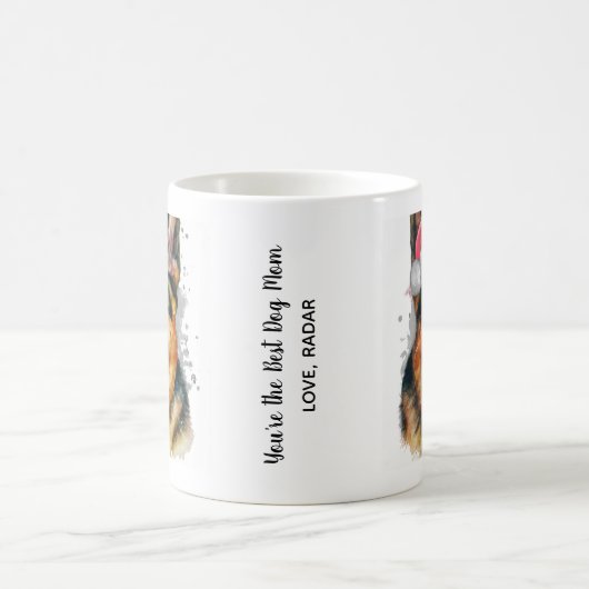 ドイツのシェパードがクリスマスサンタハットを着カスタムた コーヒーマグカップ (中央)