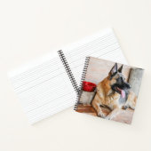 ドイツのシェパードが水盆地で休息 ノートブック (内部)