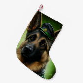 ドイツのシェパード犬の聖パトリックの日服 スモールクリスマスストッキング (正面 (吊り時))