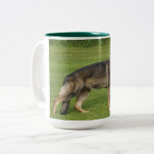 ドイツのシェパード・セラーフル ツートーンマグカップ (正面左)