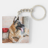 ドイツのシパードが水盆地で休息 キーホルダー (裏面)