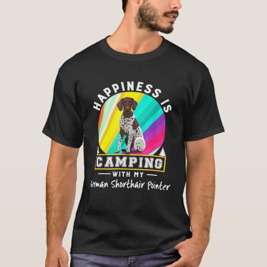 ドイツのショートエアポインタードッグ幸せがキャンプ中 Tシャツ (正面)