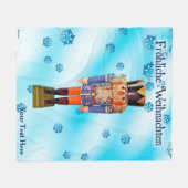 ドイツのナツクラッカー – Frehliche WeihnachenフリースB フリースブランケット (正面(横))