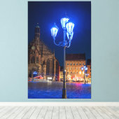 ドイツのニュールンベルクで青い通りライト キャンバスプリント (インサイチュ (ウッドフロア))