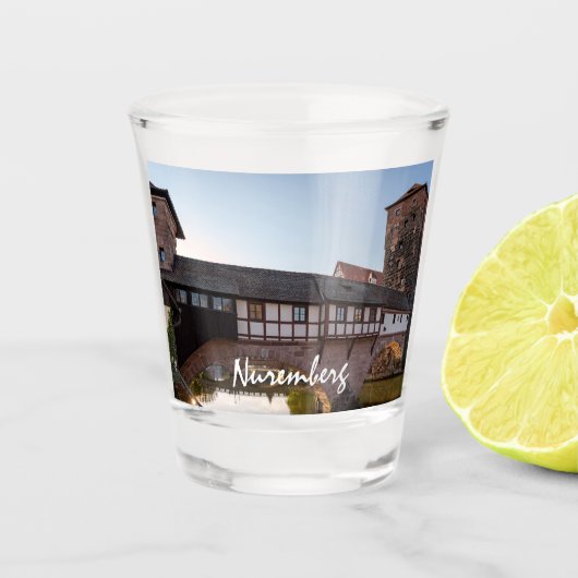 ドイツのニュールンベルクにある古い中世の橋 ショットグラス (正面)