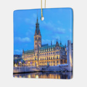 ドイツのハンブルクにあるRathausmarktの旧市庁舎 セラミックオーナメント (左)