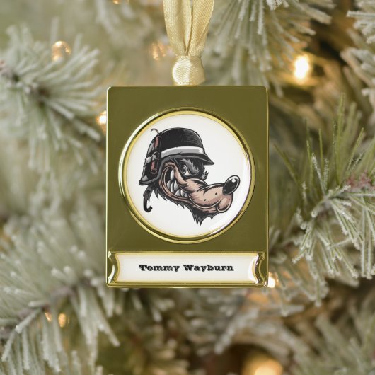 ドイツのヘルメットにダイナマイトを乗せた漫画の狼 ゴールドプレートバナーオーナメント (ツリー)