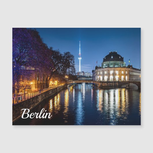 ドイツのベルリンにあるテレビ塔と博物館の島 (正面)