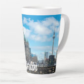 ドイツのベルリンにあるベルリンの大聖堂とテレビ塔 カフェラテマグ (右アングル)