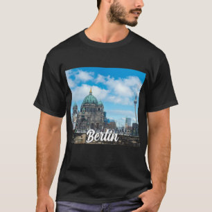 ドイツのベルリンにあるベルリンの大聖堂とテレビ塔 Tシャツ