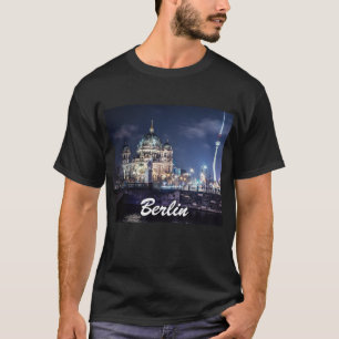 ドイツのベルリンにあるTVタワーとベルリン大聖堂 Tシャツ