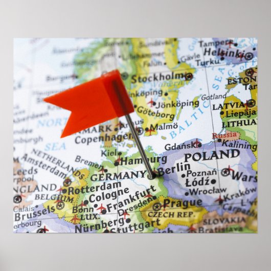 ドイツのベルリンに配置された地図のピン ポスター (正面)