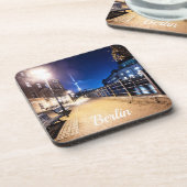 ドイツのベルリンのシュリー川近くのベンチ コースター (左側)