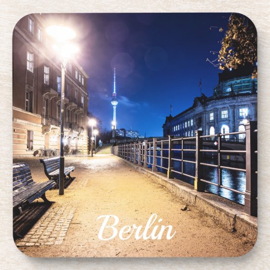 ドイツのベルリンのシュリー川近くのベンチ コースター (正面)