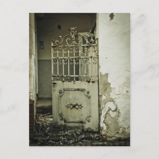 ドイツのマイエンの古い錆びたドア ポストカード