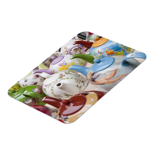 ドイツのライプツィヒで販売されているティーポット マグネット (左側)