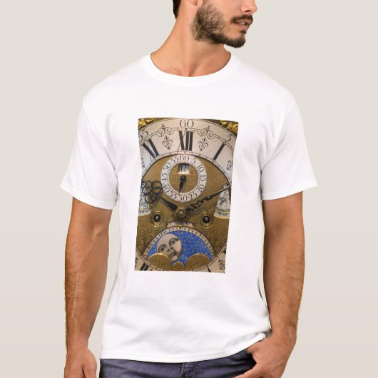ドイツの古い時計のクローズアップ Tシャツ (正面)