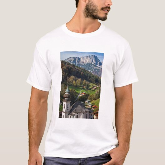 ドイツの古風なバイエルンの村 Tシャツ (正面)