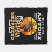 ドイツの羊飼いが好きでない者を信用するな フリースブランケット (正面(横))