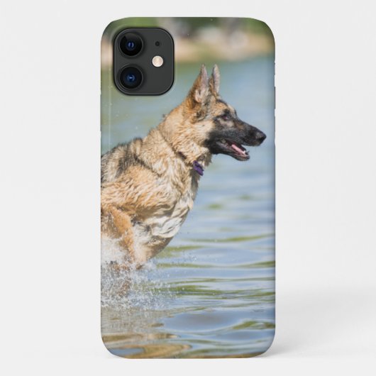 ドイツの羊飼いが水に飛び込む Case-Mate iPhoneケース (裏面)