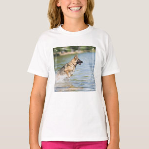 ドイツの羊飼いが水に飛び込む Tシャツ