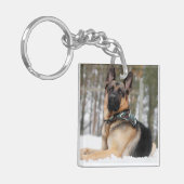 ドイツの羊飼いが雪の中で キーホルダー (正面左)