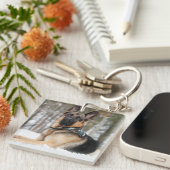 ドイツの羊飼いが雪の中で キーホルダー (正面右)