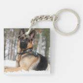 ドイツの羊飼いが雪の中で キーホルダー (裏面)