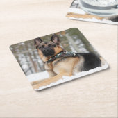 ドイツの羊飼いが雪の中で スクエアペーパーコースター (アングル)