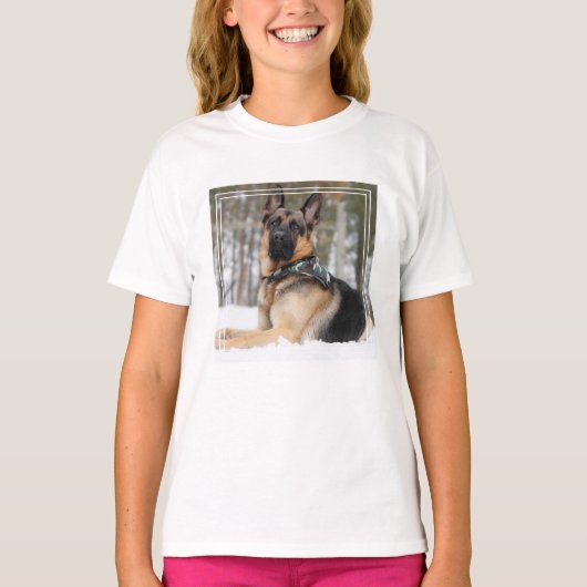 ドイツの羊飼いが雪の中で Tシャツ (正面)