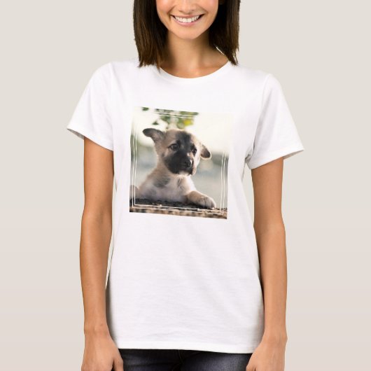 ドイツの羊飼いの子犬がレッジの上に Tシャツ (正面)